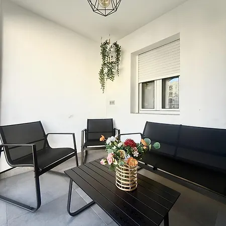 Moderno Con Piscina Y Aparcamiento