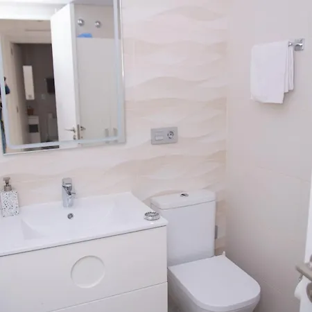 Moderno Con Piscina Y Aparcamiento 아파트