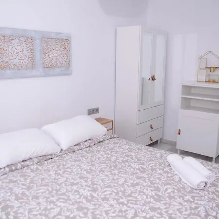 Moderno Con Piscina Y Aparcamiento * 토레몰리노스