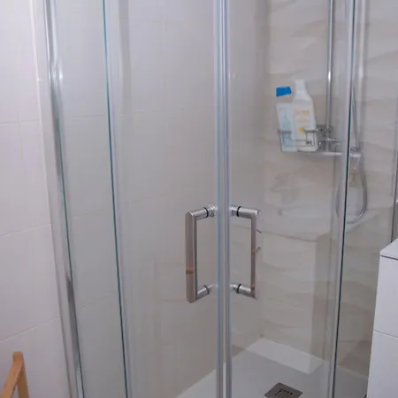 Moderno Con Piscina Y Aparcamiento