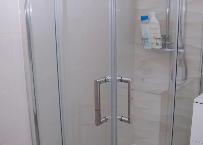 Moderno Con Piscina Y Aparcamiento